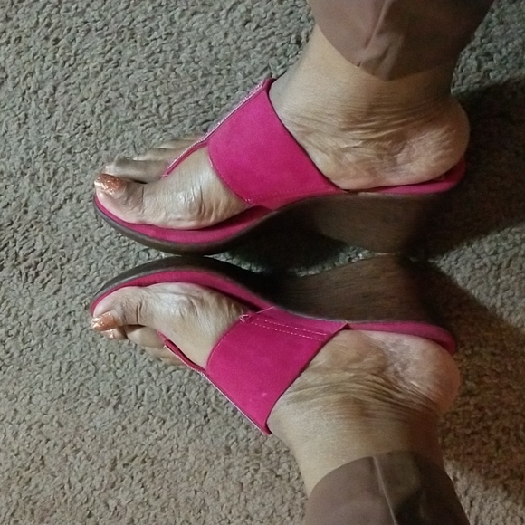 Fuchsia Pink wedges with stone done down the center - Picture 2 of 7